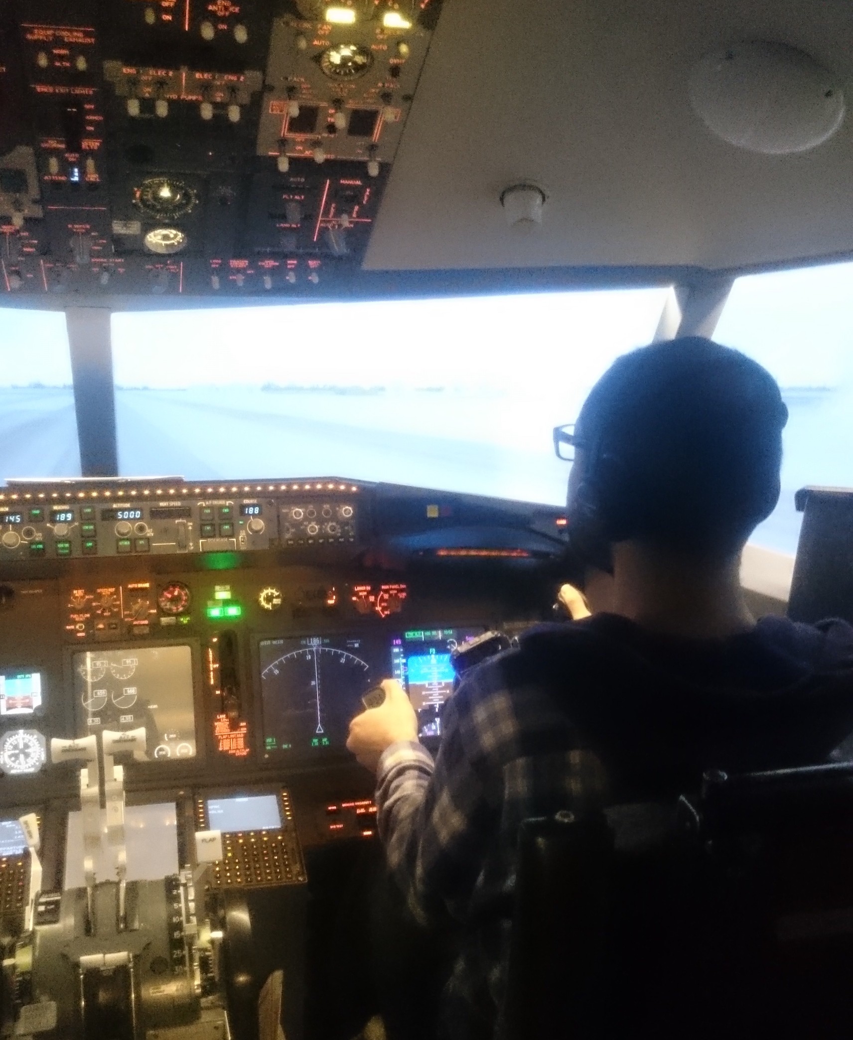 Emin provar Boeing 737-simulatorn