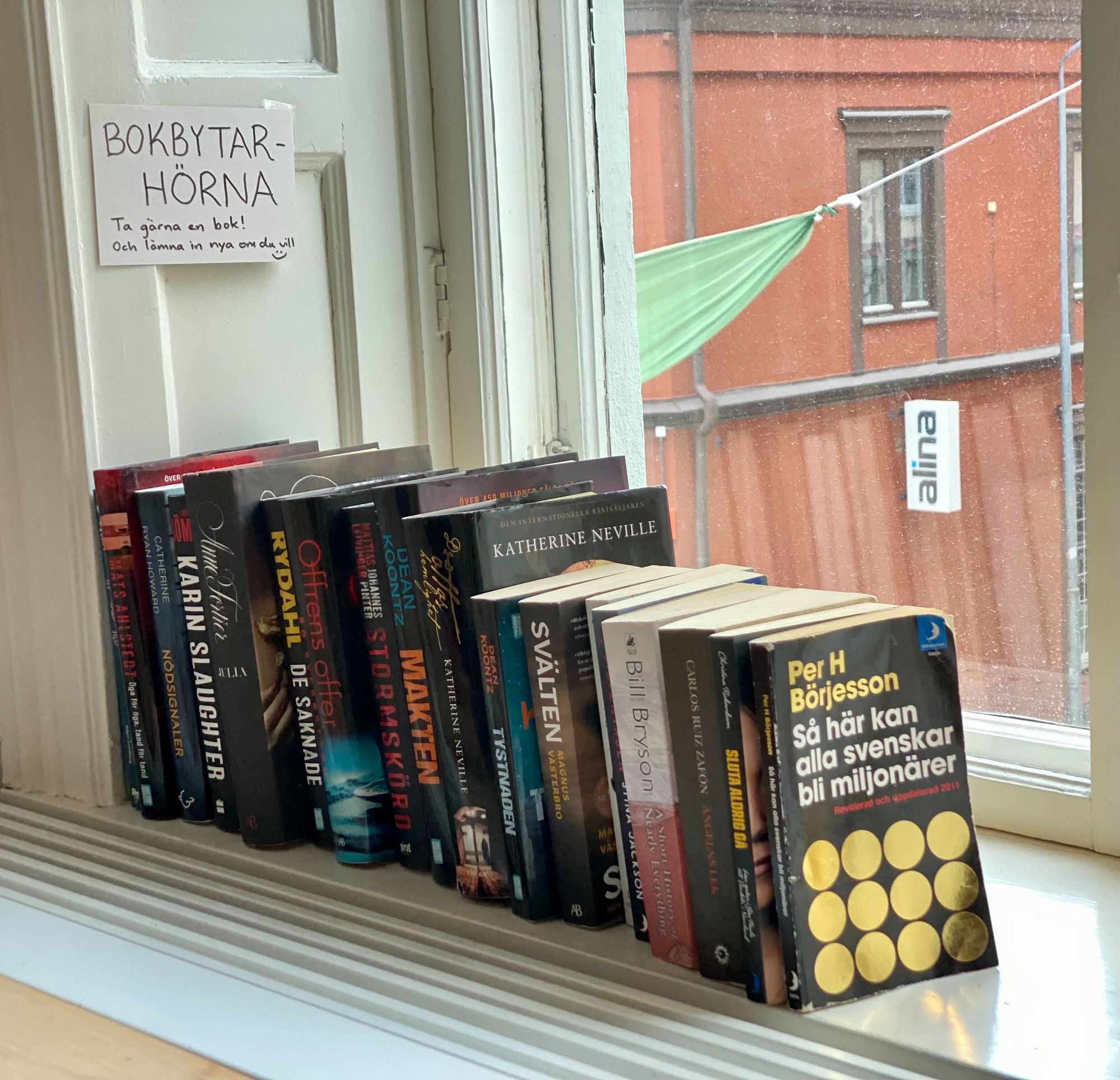 Fönster med böcker i vår bokbytarhörna