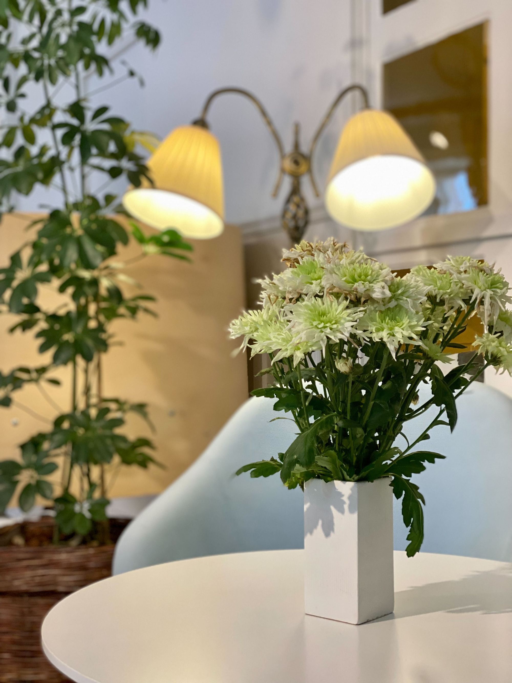 Fotölj och bord med blommor