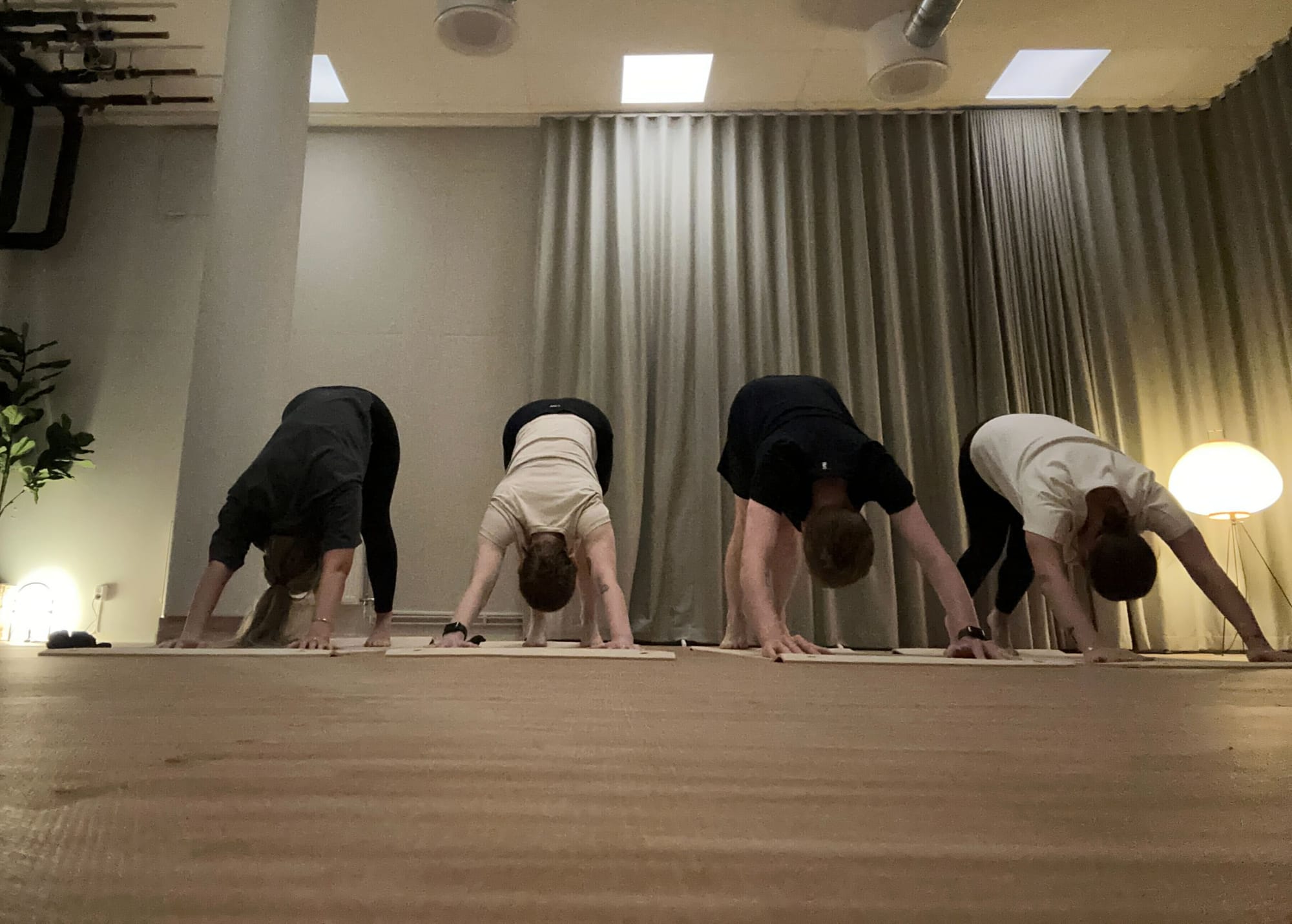 Deltagare utövar en yogaövning